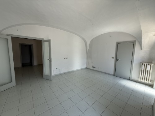 P  R  E  Z  Z  O       R  I  B  A  S  S  A  T  O  -  Centrale e Visibile Locale con 5 Ingressi
